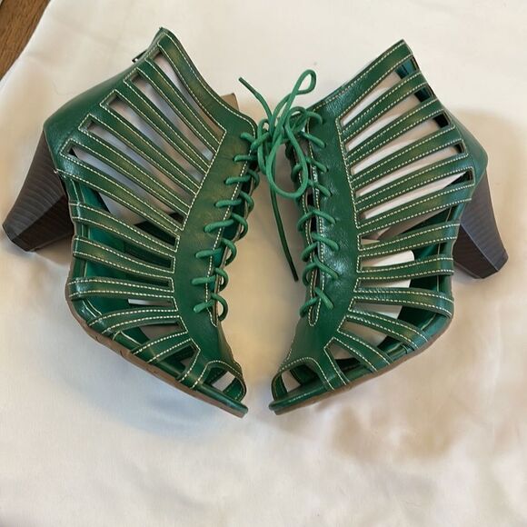 RASOLLI GREEN LACE UP CUT OUT SHOOTIES.  ZIP UP BACK.  NEW IN BOX - Picture 1 of 8